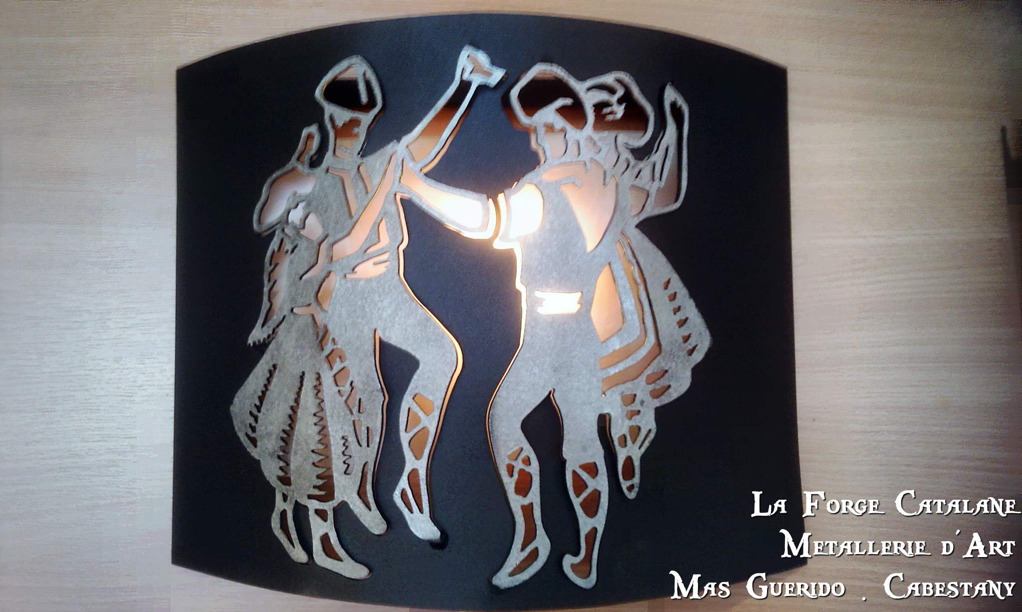 applique murale decoupe laser fer motif danseur de sardane forge catalane.jpg